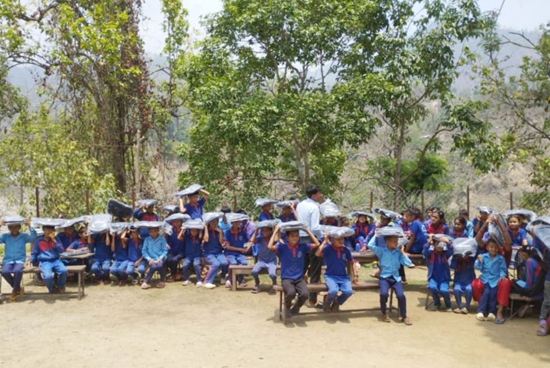 प्रोटेक्टिभ माइक्रो इन्स्योरेन्सद्वारा ग्वासी विद्यालयलाई झोला वितरण